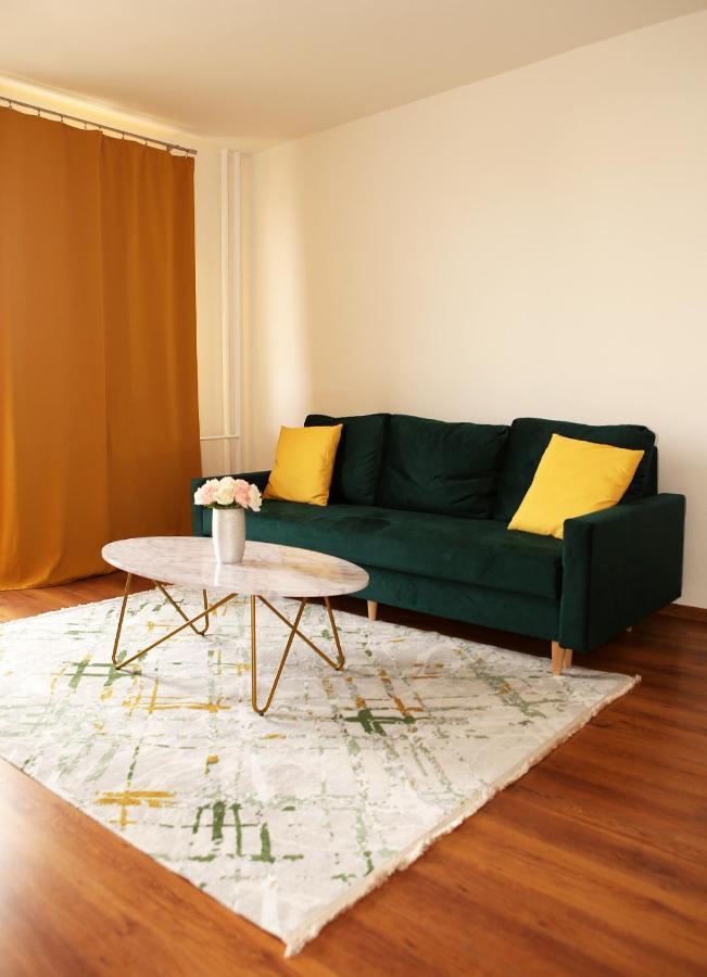 New Colorful Apartment With Big Balcony Братислава Экстерьер фото